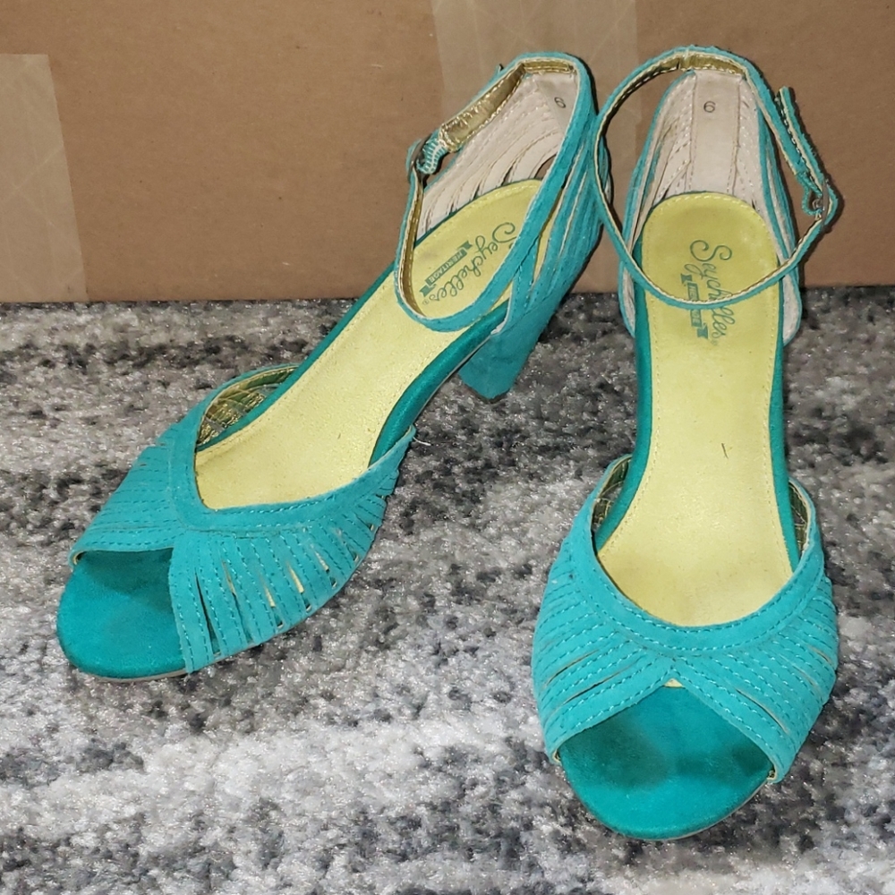 Seychelles heritage turquoise sandal size 6
